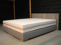 Boxspring met steigerhouten hoofdbord