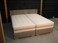 Boxspring met steigerhouten hoofdbord