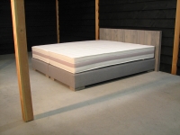 Boxspring met steigerhouten hoofdbord